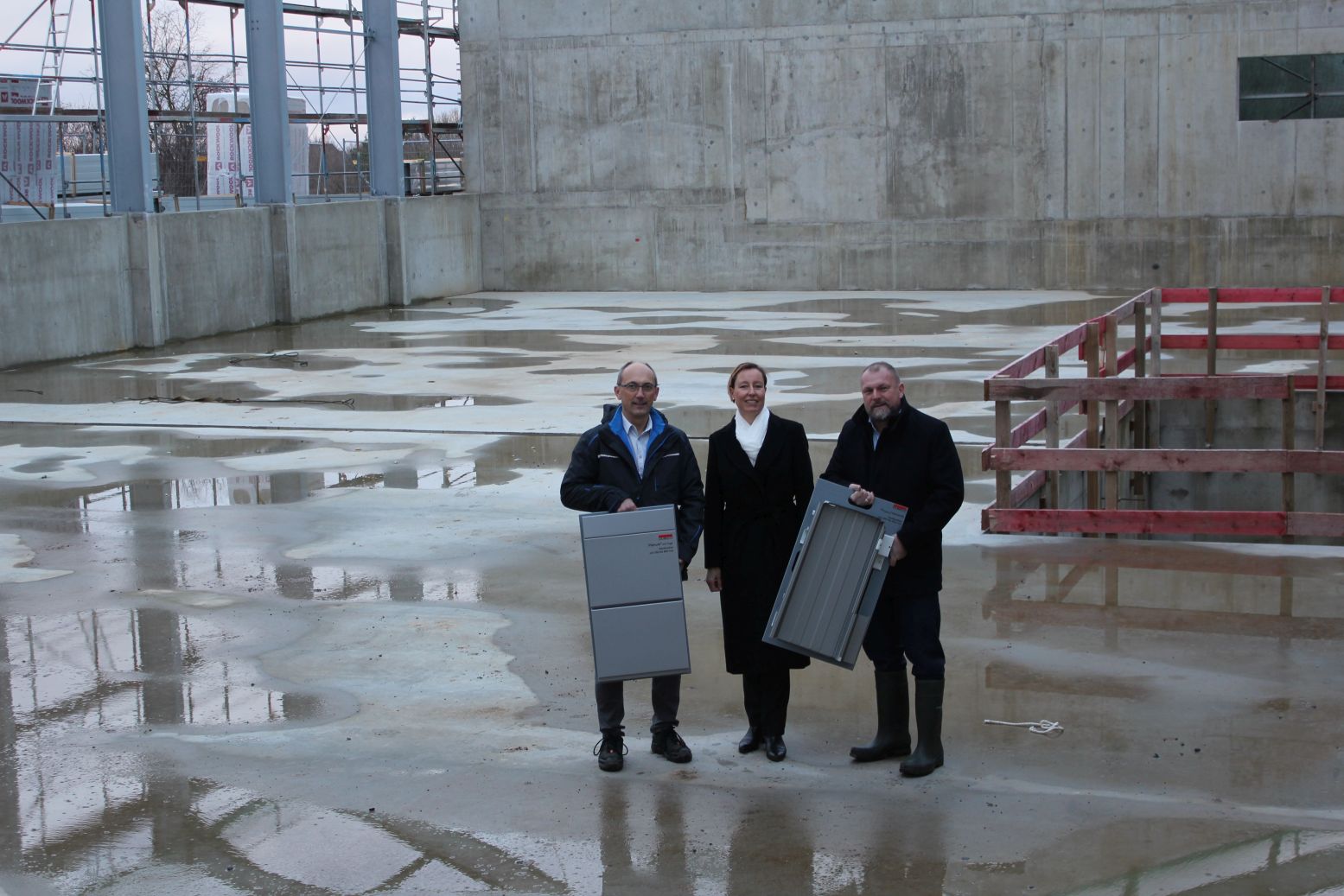  Baureferent Klaus Rüger (links) führt Verbandsvorsitzenden Landrat Thomas Eberth und FWM-Werkleiterin Eva von Vietinghoff-Scheel durch den Rohbau des neuen Hochbehälters Kist. (Fotos: Michael Grönert)